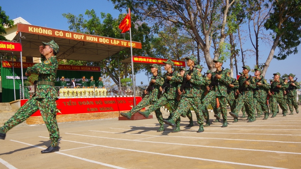 Cán bộ, chiến sĩ Trung đoàn 584 tham gia duyệt đội ngũ tại lễ ra quân huấn luyện