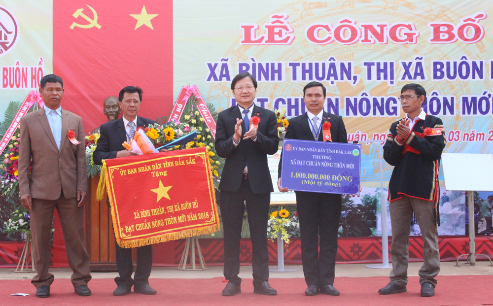 Xã Bình Thuận đón nhận cờ thi đua và công trình phúc lợi 1 tỷ đồng