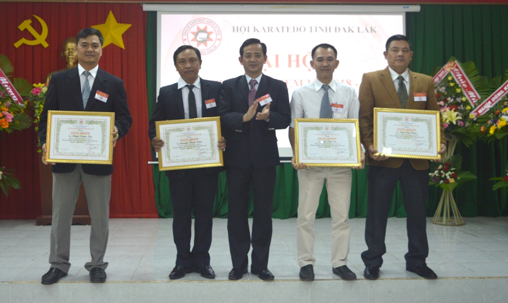 Các cá nhân nhận Giấy khen của Hội Karatedo tỉnh.