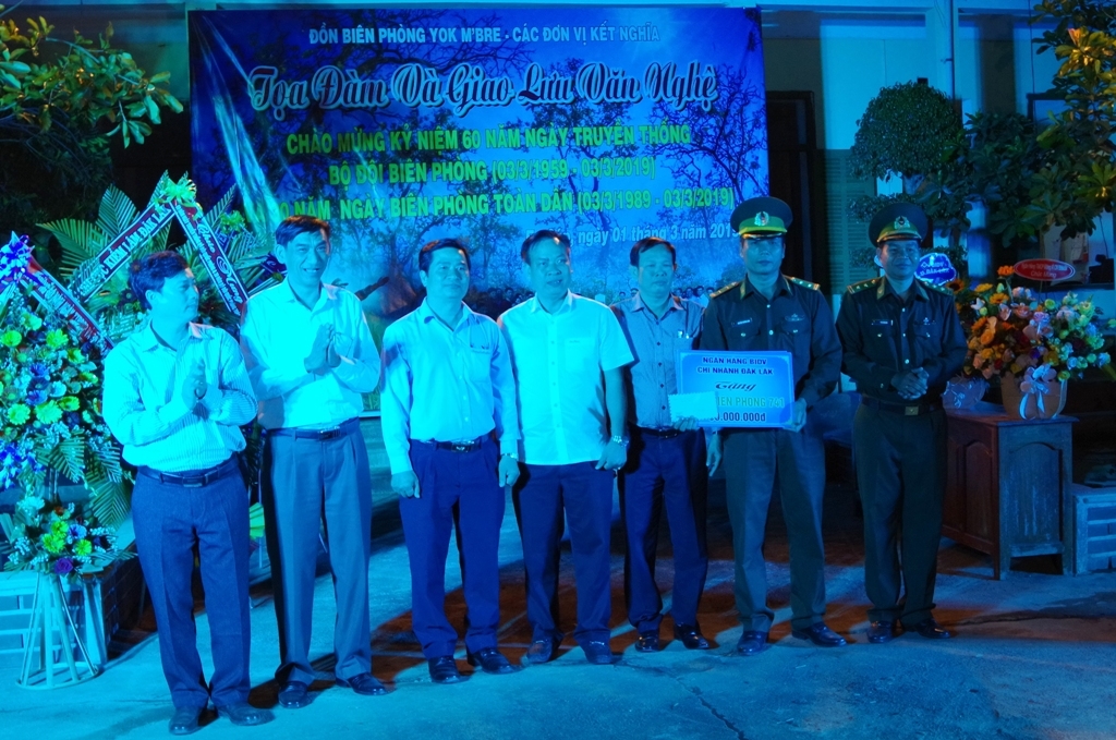Đại diện các đơn vị trao tiền hỗ trợ Đồn Biên phòng Yok M'Bre xây dựng tượng đài