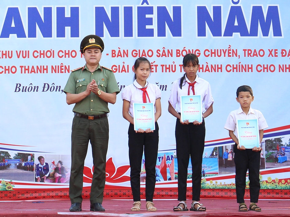 Đại diện Đoàn thanh niên Công an tỉnh tặng học bổng cho học sinh nghèo vượt khó tại huyện Buôn Đôn.