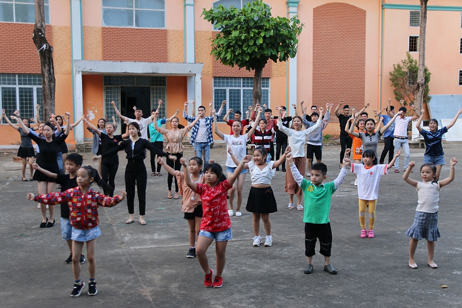 Các nghệ sĩ, diễn viên tập luyện các tiết mục văn nghệ biểu diễn trong đêm khai mạc.  