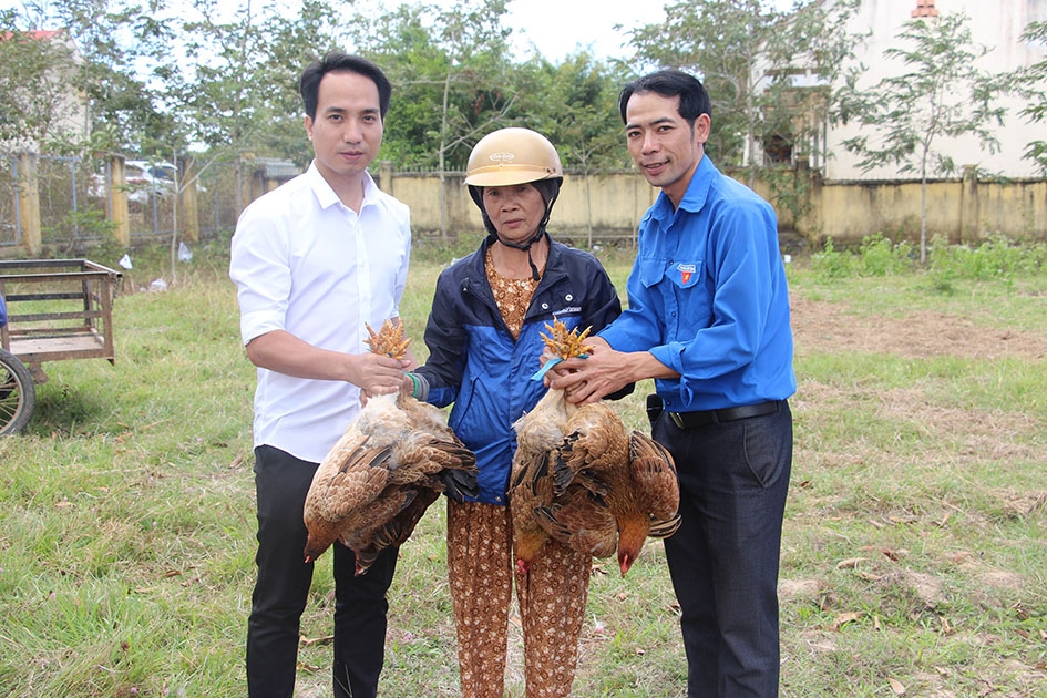 Bà Nguyễn Thị Sáu (thôn Dray Sáp) được hỗ trợ gà để chăn nuôi.