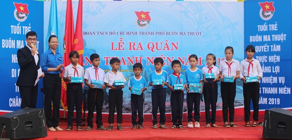 Đại diện Thành Đoàn Buôn Ma Thuột tặng quà cho các em học sinh nghèo vượt khó