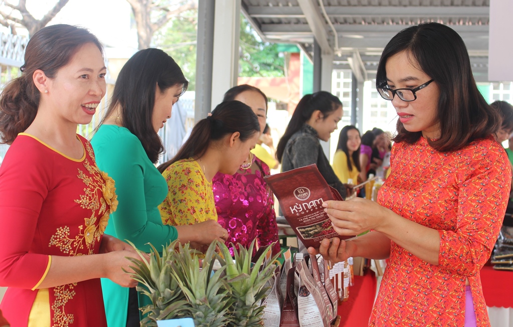 Hội viên phụ nữ TP. Buôn Ma Thuột giới thiệu các sản phẩm khởi nghiệp. 