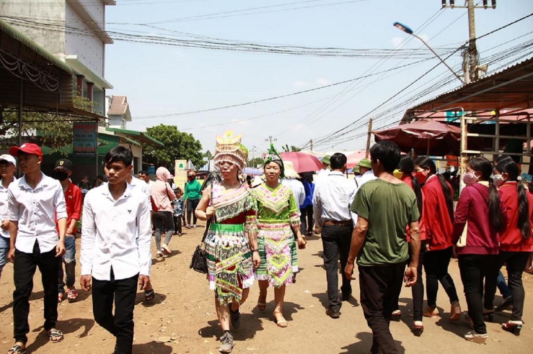 Càng về trưa, lượng người kéo về càng đông.