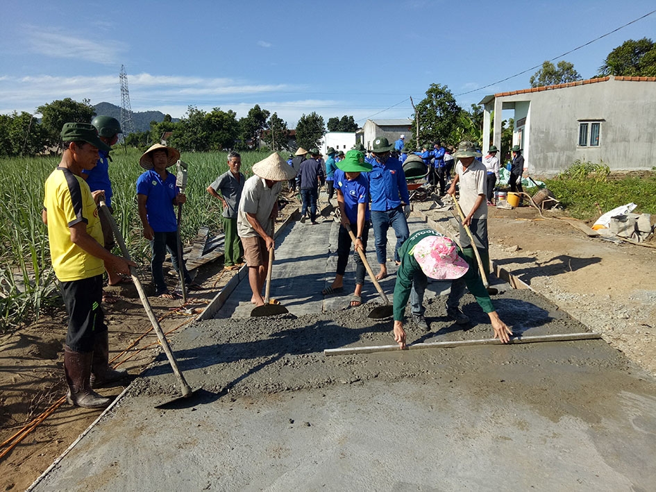 Hội viên CCB xã Ea Pil phối hợp với đoàn viên thanh niên địa phương tham gia làm đường giao thông tại thôn 1.