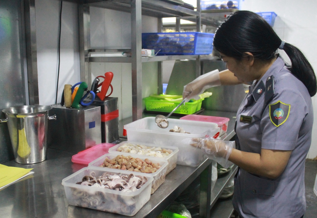 Cán bộ Chi cục ATVSTP kiểm tra trực quan chất lượng thực phẩm tại nhà hàng Kichi Kichi...