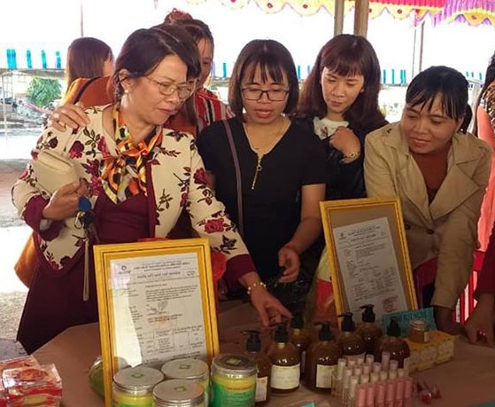 Lê Thị Thư (thứ ba, từ phải sang) giới thiệu sản phẩm của Cơ sở sản xuất tinh nghệ Epis.   