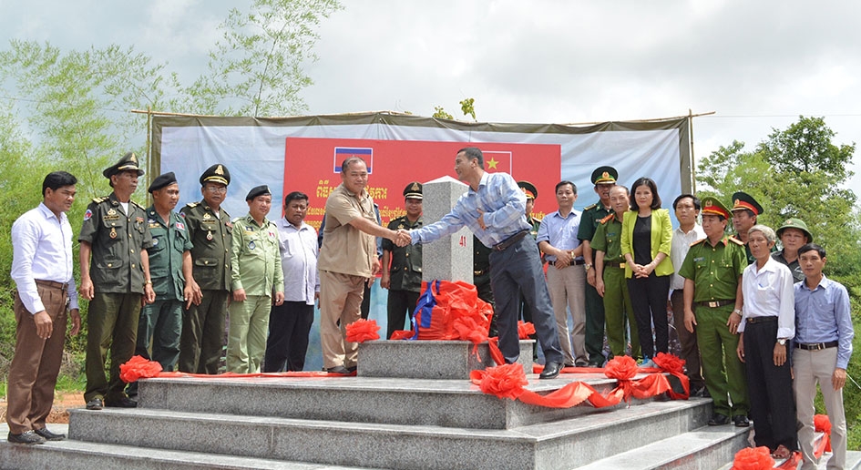 Lãnh đạo hai tỉnh Đắk Lắk và Mundulkiri thực hiện nghi lễ khánh thành cột mốc số 41. 