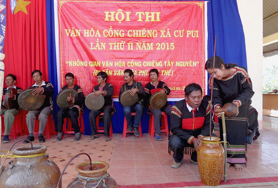 Già làng Ama Kuâo (thứ hai từ phải sang) và các nghệ nhân tham gia Hội thi Văn hóa Cồng chiêng xã Cư Pui năm 2015.  