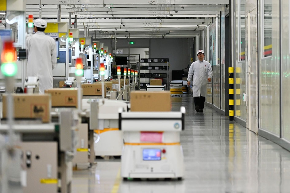 Công nhân làm việc bên trong một cơ sở sản xuất của Huawei tại tỉnh Quảng Đông, Trung Quốc, ngày 6-3-2019. (Ảnh: AFP/TTXVN)   