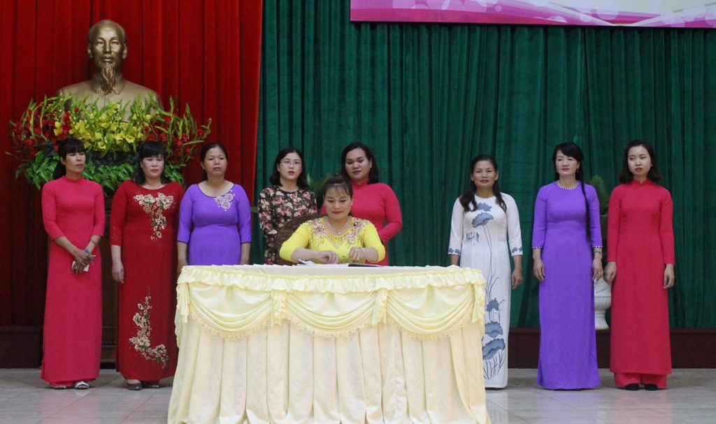 Đại diện các tổ Phụ nữ ký kết giao ước thi đua