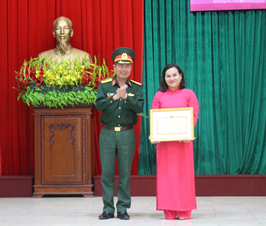 Đại diện Bộ CHQS tỉnh trao Bằng khen của Tổng Cục Chính trị tặng cho Hội Phụ nữ đơn vị