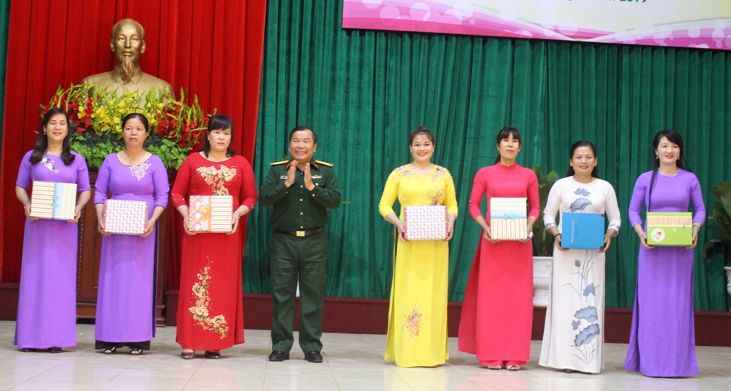 Lãnh đạo Phòng Chính trị (Bộ CHQS tỉnh) trao quà tặng cán bộ, hội viên phụ nữ 