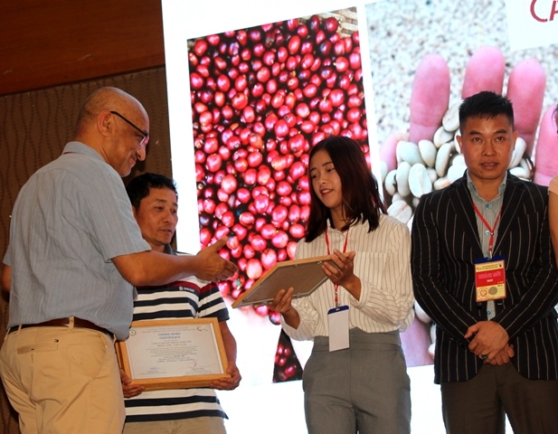 Trưởng ban giám khảo cuộc thi trao Giấy chứng nhận cà phê đặc sản cho đơn vị có sản phẩm cà phê đạt tiêu chuẩn cà phê đặc sản