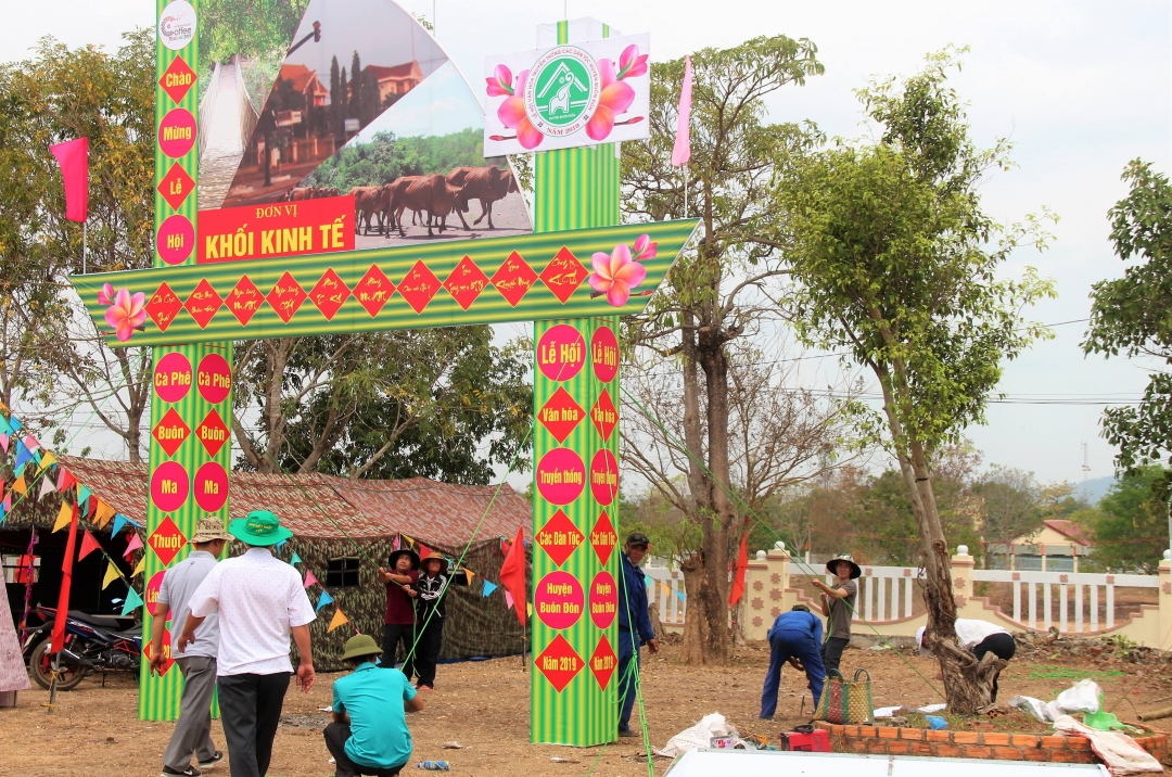 Các đơn vị tham gia đang tiến hành dựng trại tại lễ hội