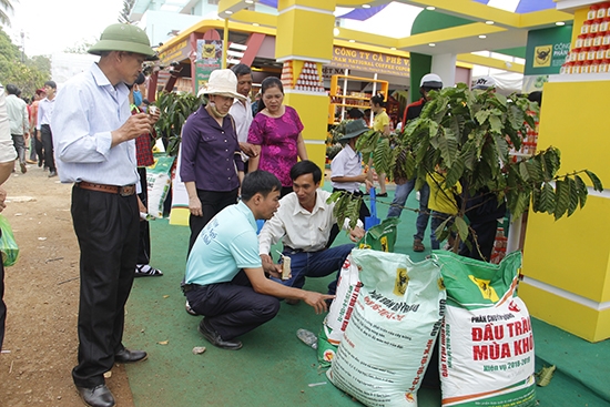 Nông dân trao đổi với chuyên gia nông nghiệp tại gian hàng của Công ty Cổ phần phân bón Bình Điền