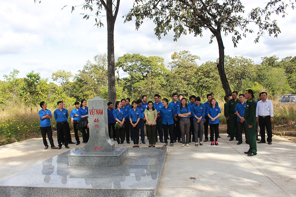 Đoàn viên, thanh niên Đoàn Khối các cơ quan tỉnh đến thăm cột mốc 46.