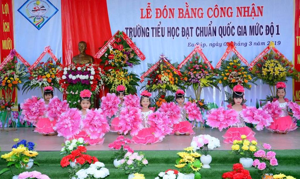 Một tiết mục văn nghệ đặc sắc của học sinh nhà trường tại lễ đón nhận