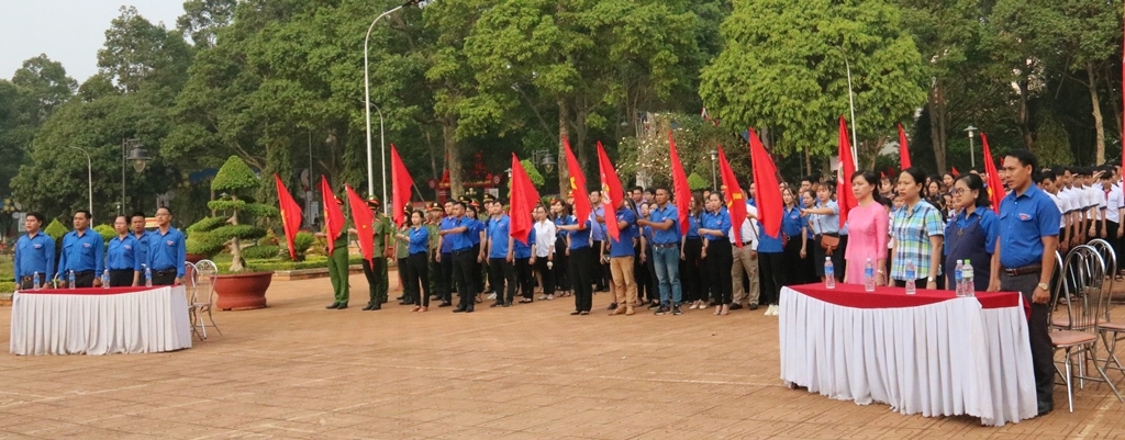 Đại biểu cùng đoàn viên thanh niên tham dự lễ chào cờ