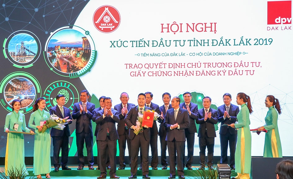 Bí thư Tỉnh ủy Êban Y Phu và Chủ tịch UBND tỉnh Phạm Ngọc Nghị trao Giấy chứng nhận đăng ký đầu tư,  Quyết định chủ trương đầu tư tại Hội  nghị.  Ảnh: H. Gia