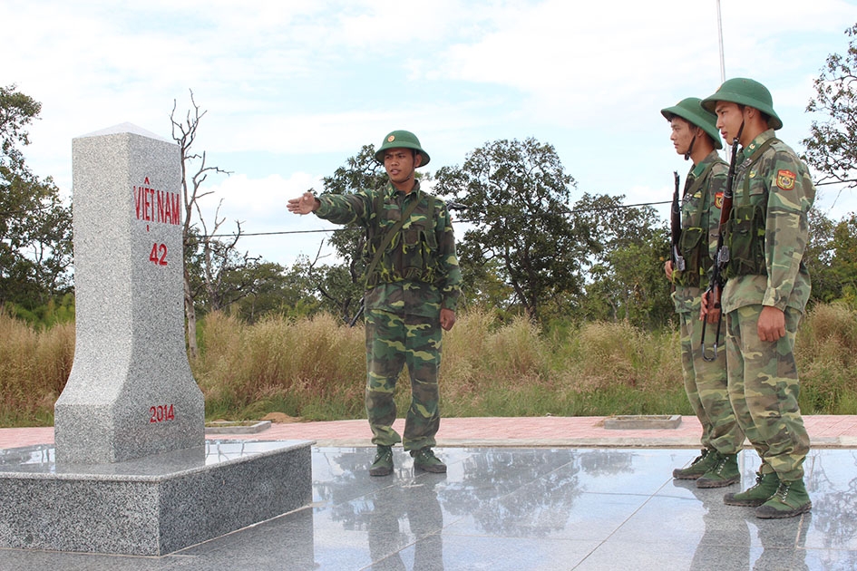 Thiếu úy Y Thân Niê giới thiệu cho chiến sĩ mới về lịch sử hình thành cột mốc chủ quyền số 42.