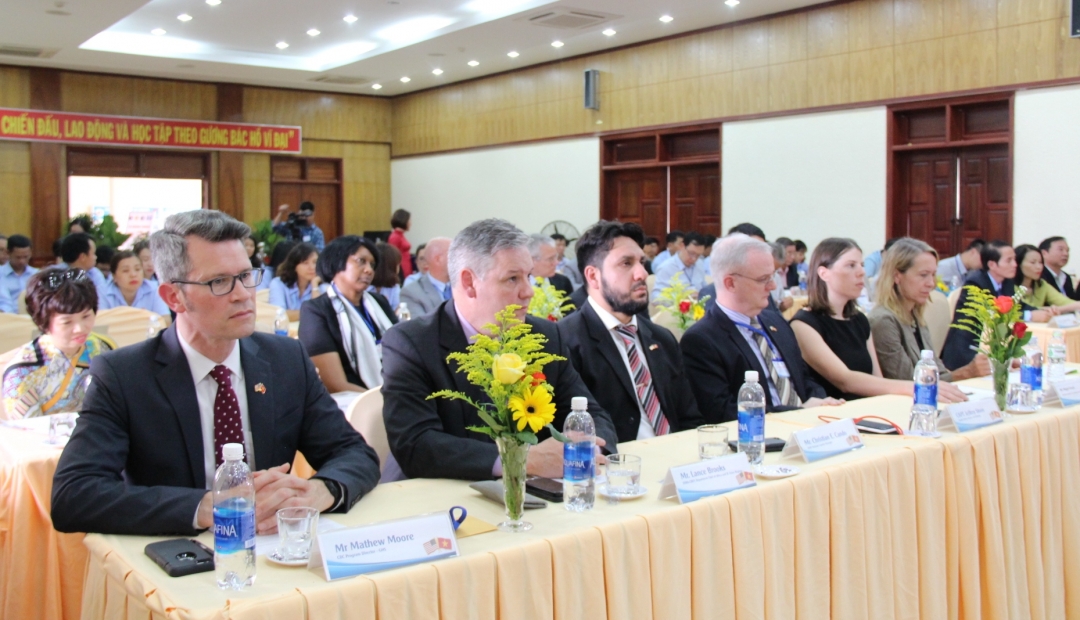 Các đại biểu tham dự buổi lễ.