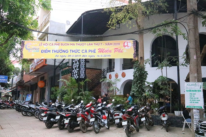 Quán cà phê Class coffee and tea (số 30 Ngô Quyền, TP. Buôn Ma Thuột) phục vụ cà phê miễn phí cho du khách, người dân dịp Lễ hội.