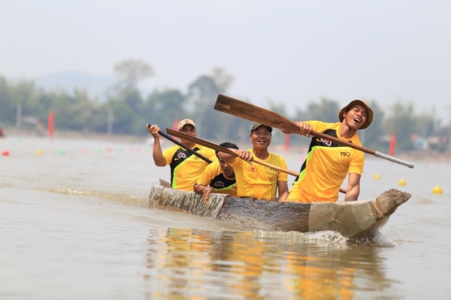 Các tay chèo nỗ lực thi đấu.