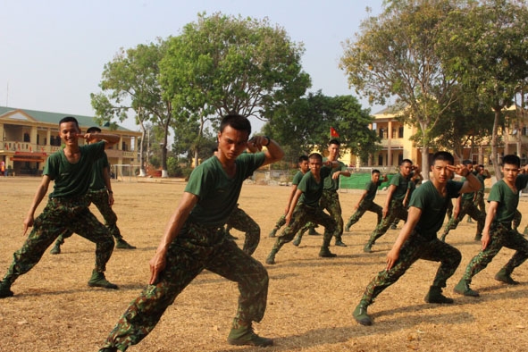 Chiến sĩ mới hăng say tập luyện thể lực, bài 8 thế đứng.