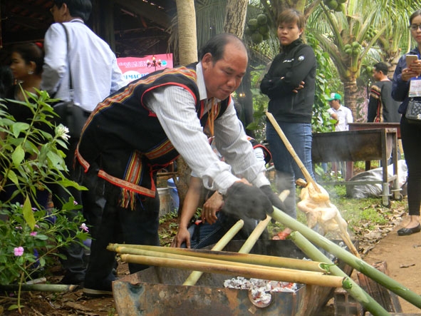 Chuẩn bị món gà nướng chấm muối làm từ gia vị  của rừng. 