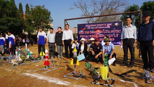 Ban Giám hiệu Trường THPT  Y Jút kiểm tra các tên lửa  do học sinh sáng tạo  trong Cuộc thi “Bắn tên  lửa nước”  năm học  2018-2019. 