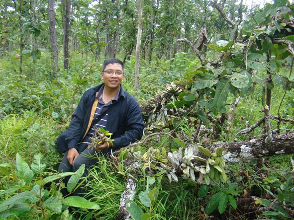 Anh Nguyễn Văn Cảnh trong một lần đi rừng tìm hiểu về lan rừng. (Ảnh nhân vật cung cấp)