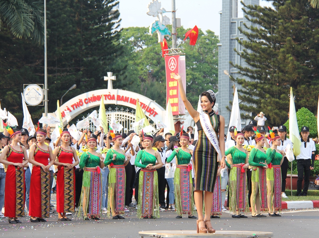 Hoa hậu H'hen Niê xuất hiện tại Lễ hội Cà phê Buôn Ma Thuột lần thứ 7 năm 2019 với vai trò là đại sứ truyền thông