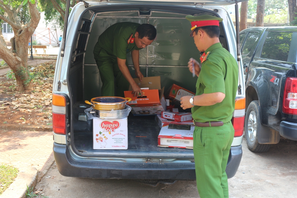 Lực lượng Công an huyện  Cư Mgar kiểm tra  xe ô tô nghi ngờ liên quan đến  vụ việc.