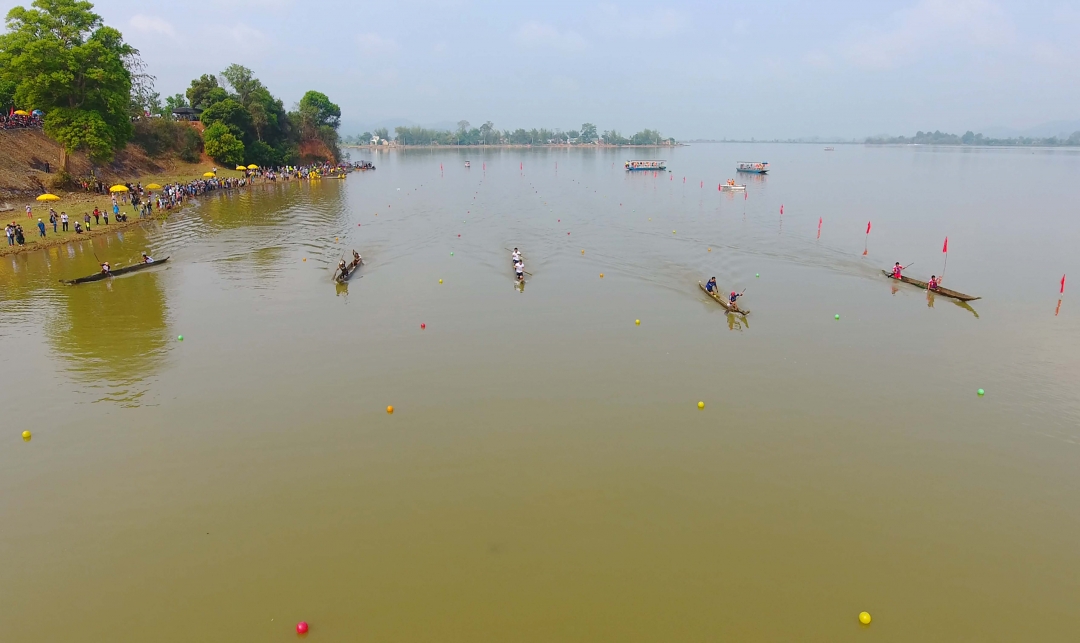 Hội thi đua thuyền độc mộc trên hồ Lắk. Ảnh: T.Hùng.