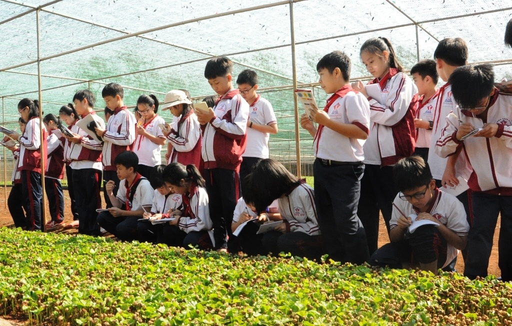 Học sinh Trường Đông Du học tập trải nghiệm thực tế tại Viện Khoa học kỹ thuật Nông lâm nghiệp Tây Nguyên.