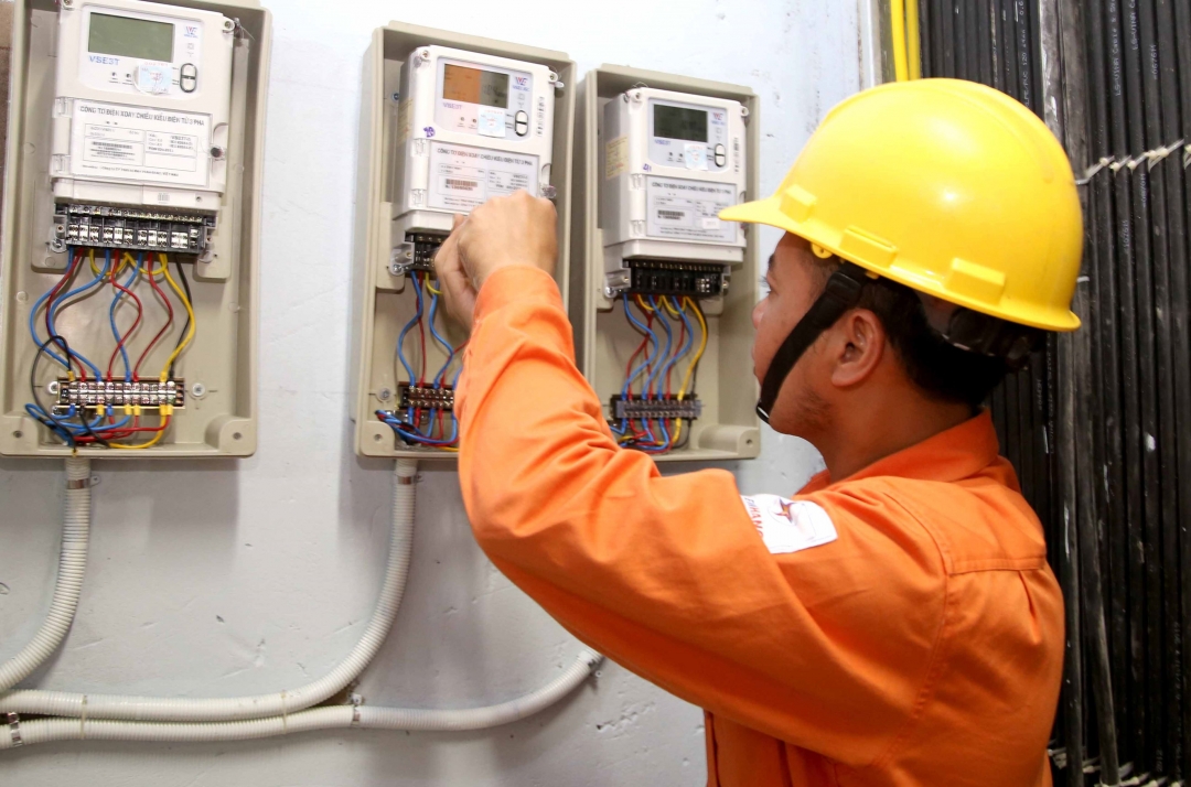Công nhân Công ty Điện lực Đắk Lắk lắp công tơ cho khách hàng