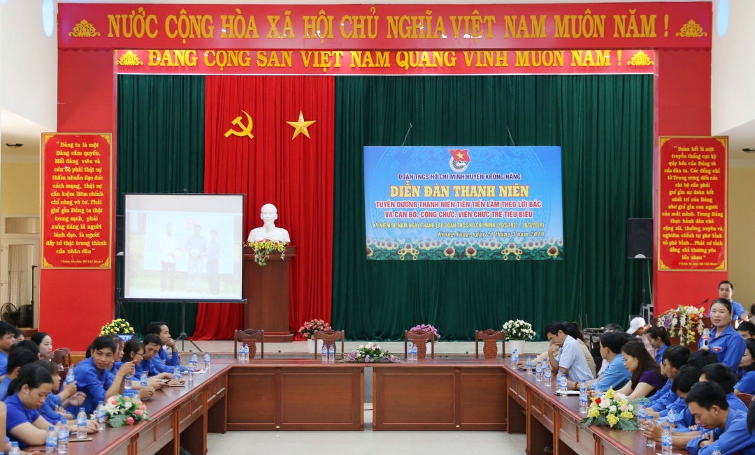 Quang cảnh diễn đàn thanh niên.