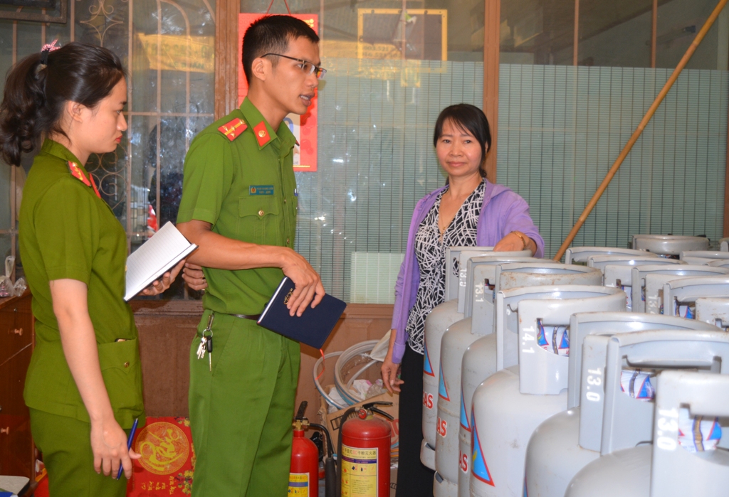 Cán bộ Cảnh sát phòng cháy huyện kiểm tra một cơ sở kinh doanh gas trên địa bàn thị trấn Phước An.