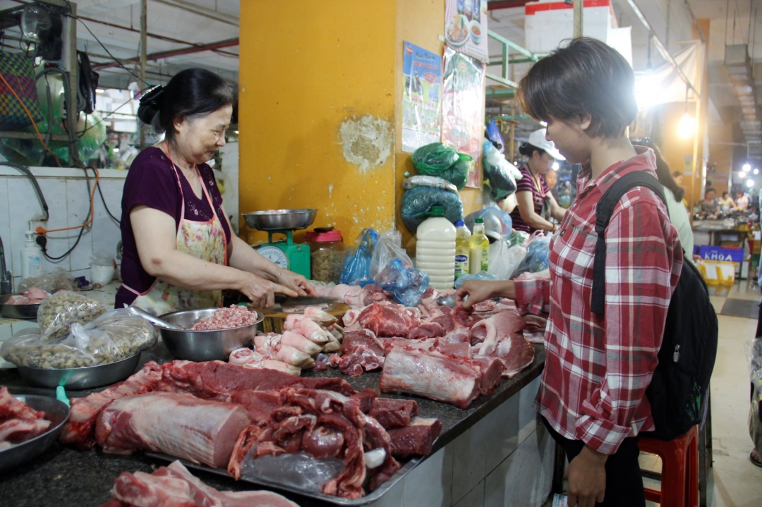 Người dân chọn mua thịt heo tại chợ Trung tâm Buôn Ma Thuột.