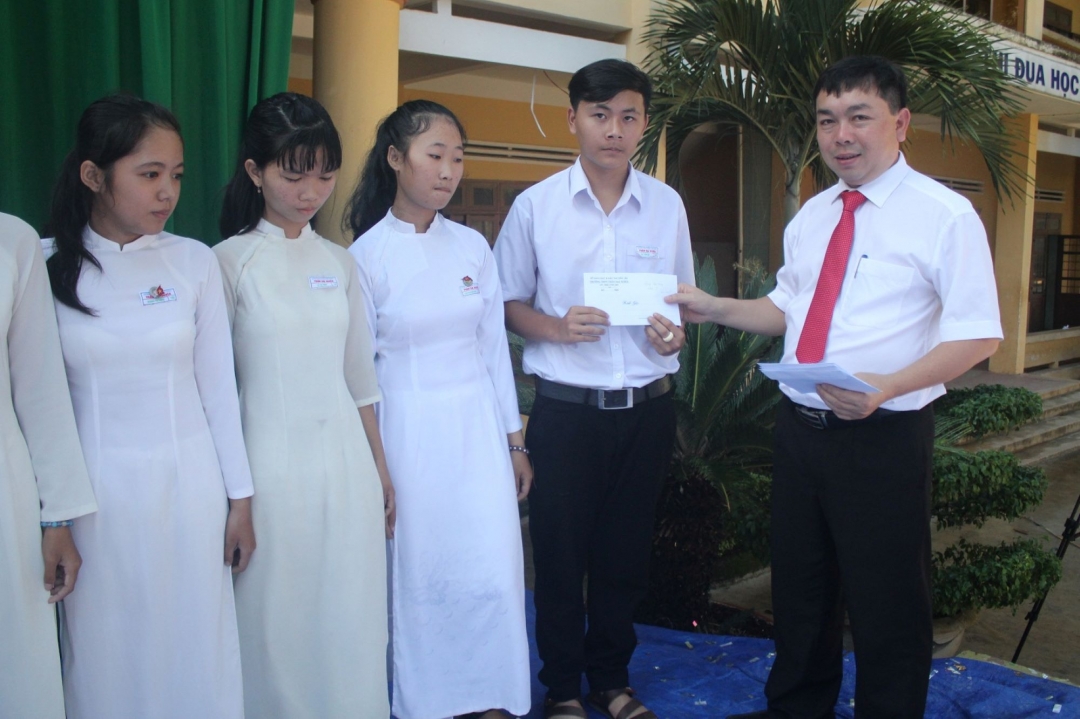 Lãnh đạo Trường THPT Trần Đại Nghĩa trao học bổng cho học sinh có hoàn cảnh khó khăn