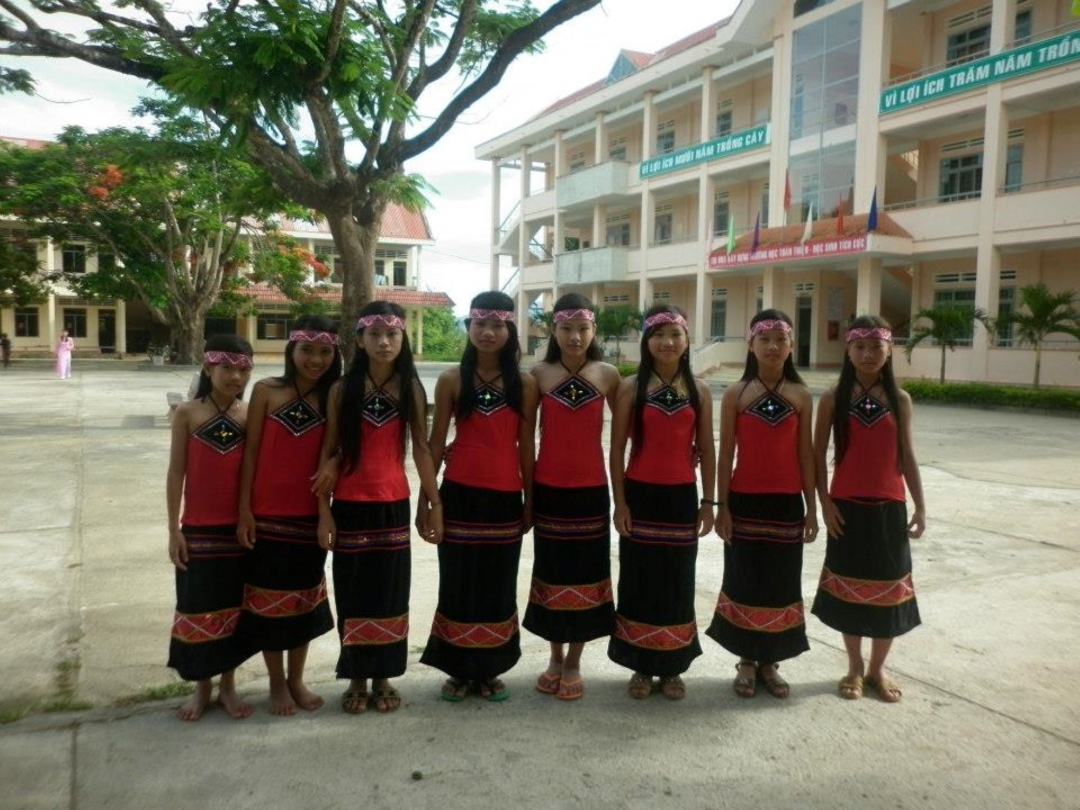 Các em học sinh trong Đội múa xoang của Trường Phổ thông dân tộc nội trú - THCS huyện M’Đrắk. 
