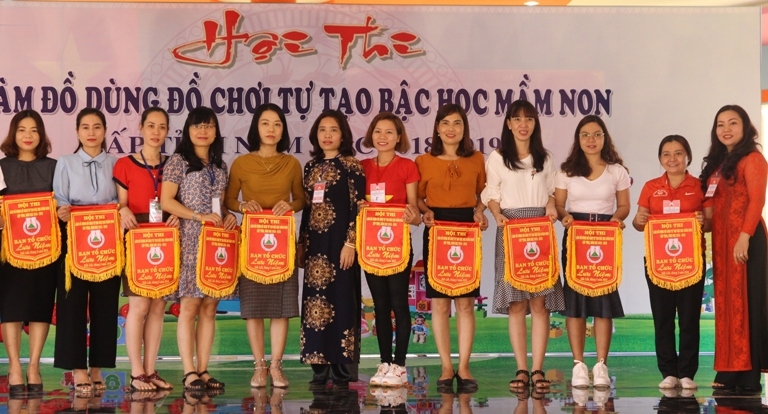 Ban Tổ chức trao Cờ lưu niệm tặng các đơn vị tham gia dự thi.