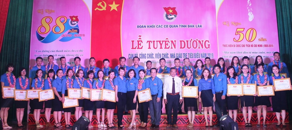 32 cán bộ