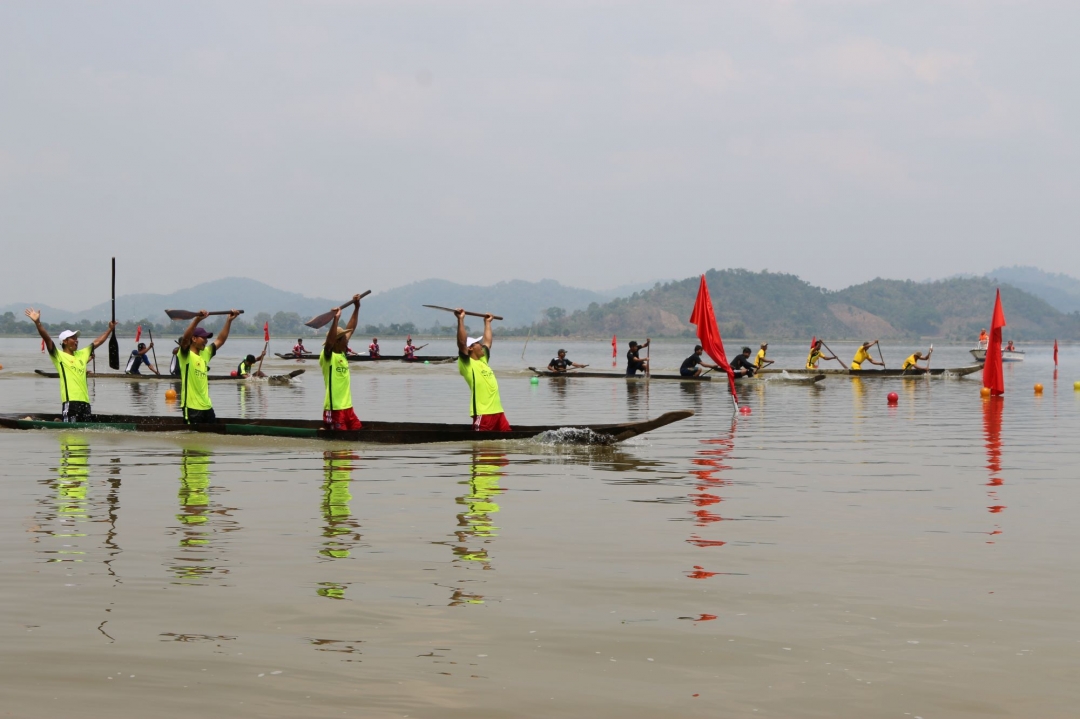 Lễ hội đua thuyền trên Hồ Lắk. Ảnh: T. Hùng