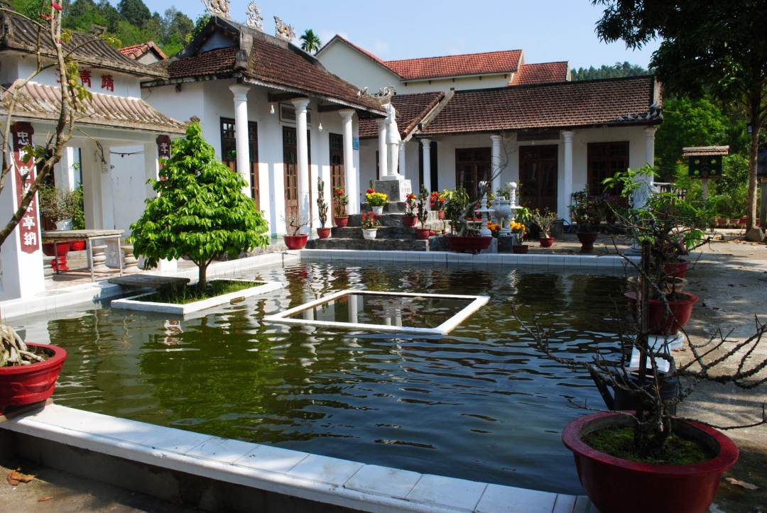 Ao cá và Nhà thờ Chủ tịch Hồ Chí Minh.