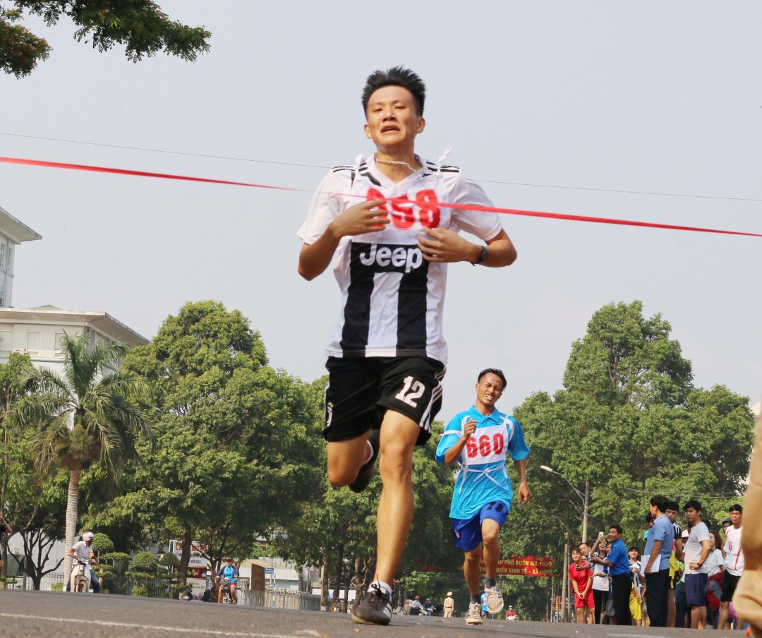 Vận động viên Bế Văn Tình 