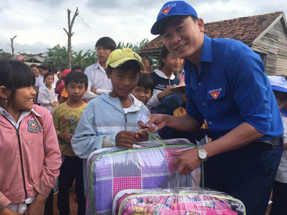 Anh La Văn Giang tham gia chương trình tình nguyện tặng quà cho học sinh nghèo